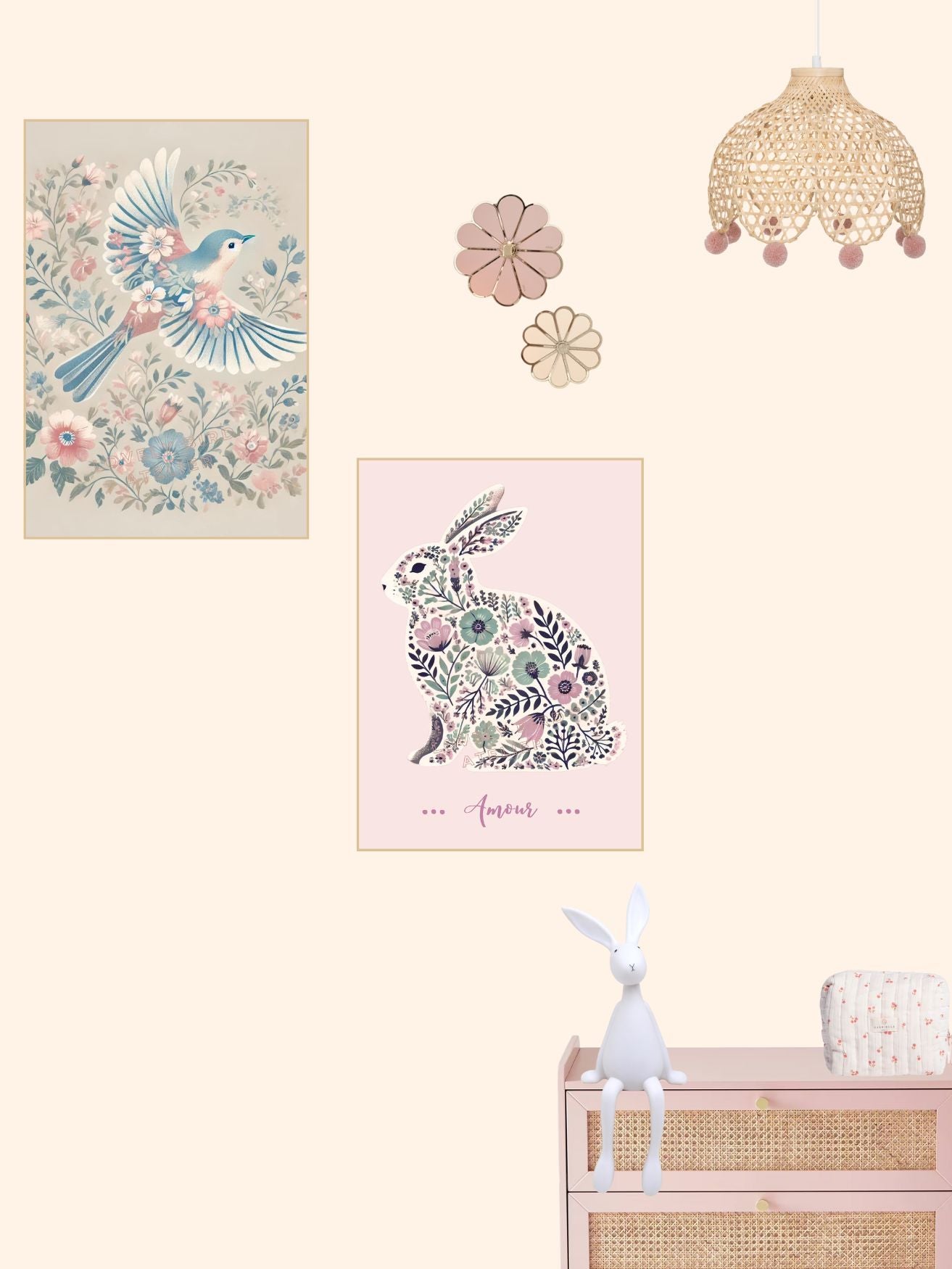 déco chambre bébé avec affiches lapin et oiseau, mobilier en osier et suspension bohème