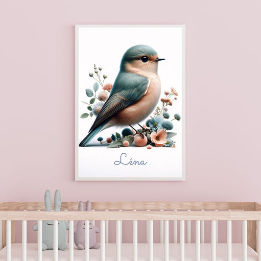 Affiche d'un oiseau bleu pastel avec des fleurs, nom "Léna", accrochée au-dessus d'un berceau dans une chambre de bébé.