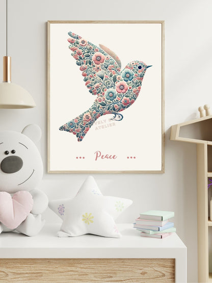 Affiche d'une colombe colorée avec motif floral au-dessus de l'étagère d'une chambre d'enfant, avec ours en peluche et étoiles.