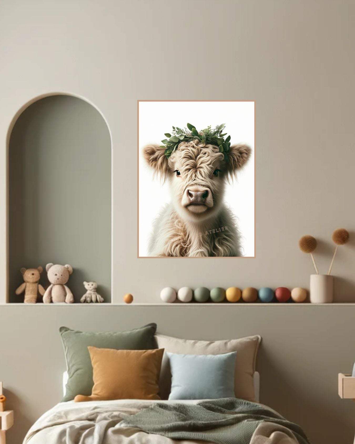 Affiche décorative d'un veau avec une couronne de fleurs, accrochée sur un mur dans une chambre d'enfant avec des peluches et des coussins colorés.