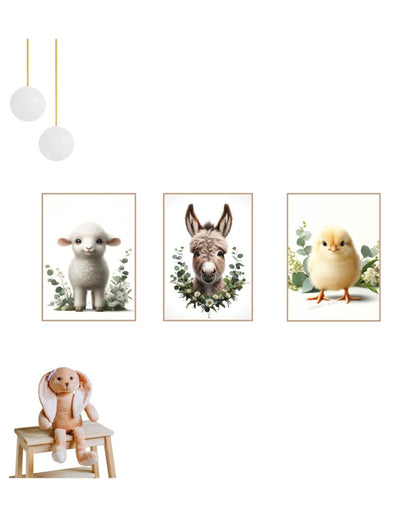 Affiche murale d'animaux mignons avec un agneau, un âne et un poussin, lumière pendante et peluche de lapin sur un banc.