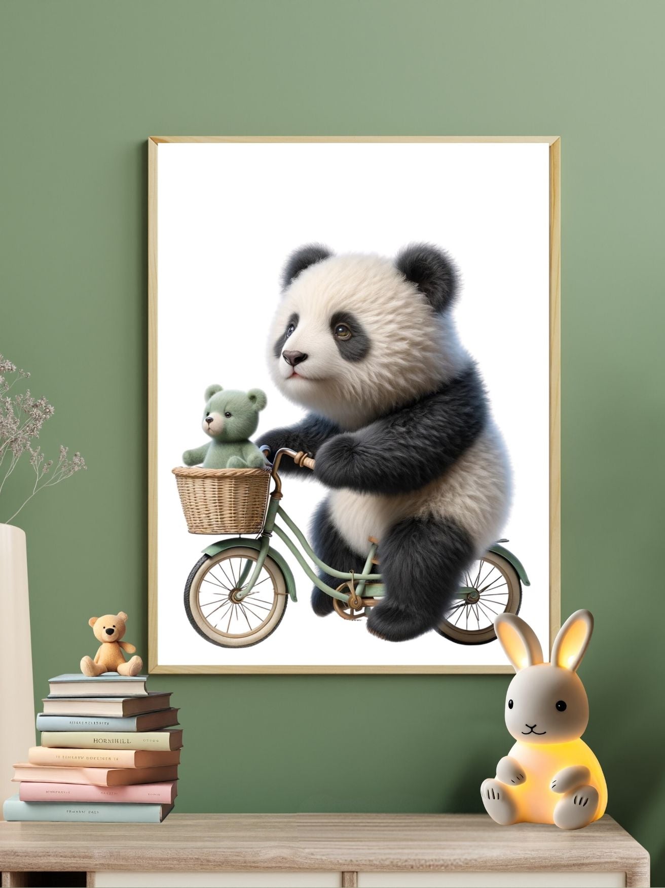 Affiche murale de panda sur vélo avec ours en peluche, décor chambre d'enfant avec peluche lapin et pile de livres décoratifs.