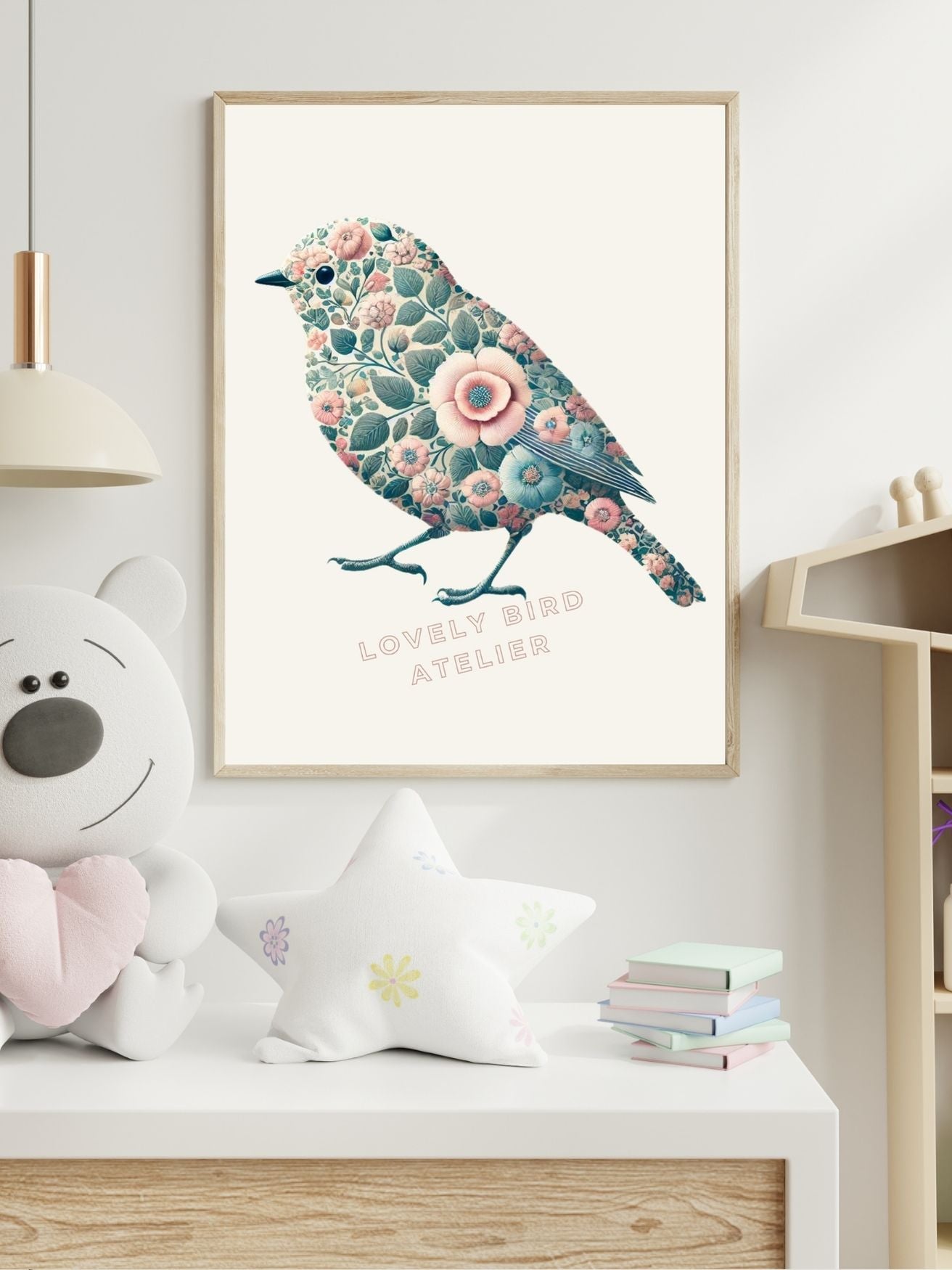 Affiche d'oiseau floral encadrée dans une chambre d'enfant, décorée avec une peluche d'ours et une étoile moelleuse.