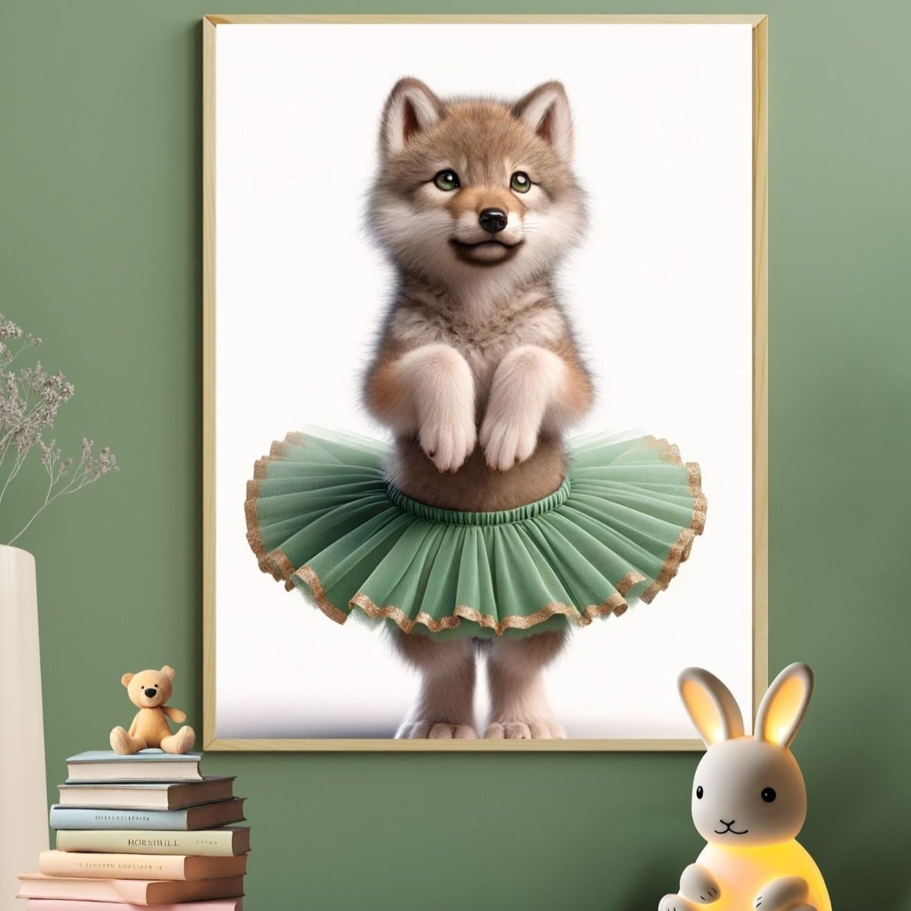 Table décor avec une affiche de loup en tutu et des jouets pour enfants, sur fond de mur vert pastel.